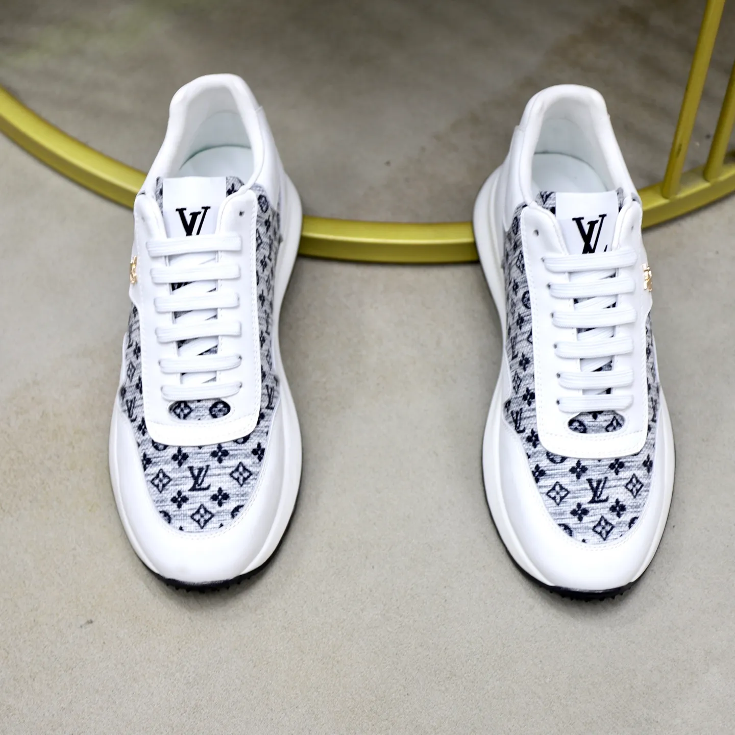 Ex-factory price: 462💰🙅‍♂️🙅‍♂️🙅‍♂️ Brand: LV Louis Vuitton Standard code: 38-44 (45 customized) Grade: Same as the official website Material: Original cowhide stitching brand cloth Comfortable and breathable lining Lightweight and wear-resistant sports outsole Style category: Men's fashion casual shoes Running sneakers Distinguished luxury brand elements Top luxury Color: actual picture color